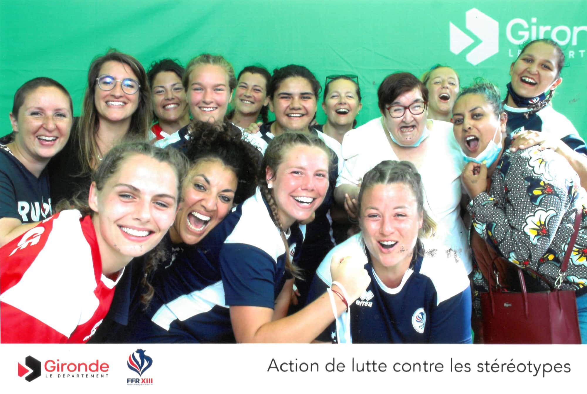 INOUBLIABLE – Le foyer de Saint-Michel au milieu de l’équipe de France féminine de Rugby à XIII