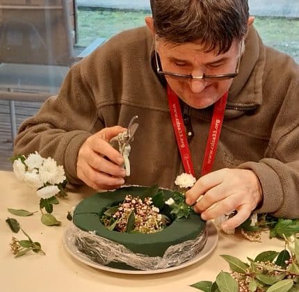 [ACTIVITÉ] Ateliers floraux au Foyer de Saint-Michel de Rieufret : une activité artistique et sensorielle au service du bien-être