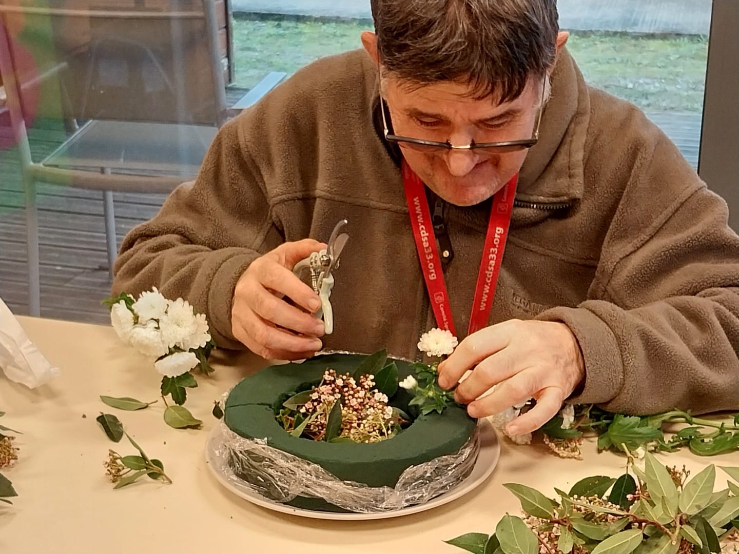 [ACTIVITÉ] Ateliers floraux au Foyer de Saint-Michel de Rieufret : une activité artistique et sensorielle au service du bien-être