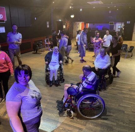 [INCLUSION CULTURELLE] De ‘L’évasion artistique’ à la MAS Saint-Denis-de-Pile avec l’Accordeur